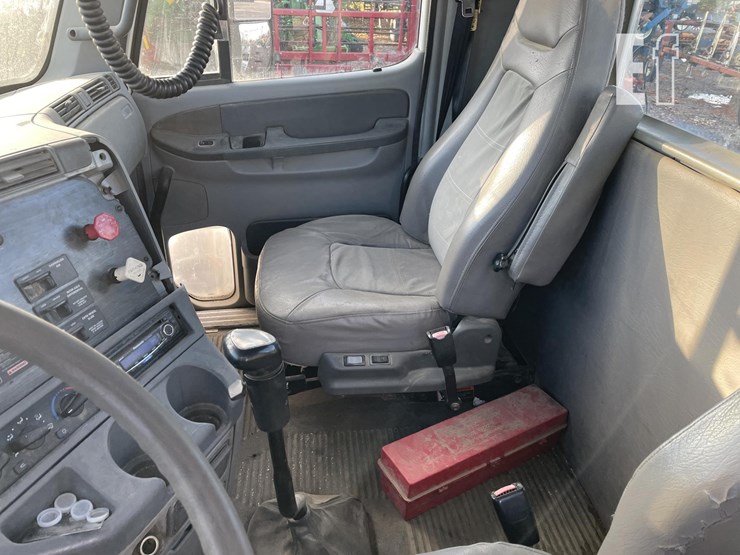 freightliner-columbia-120-image-4