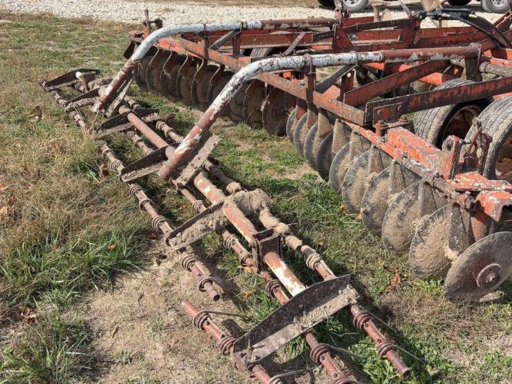 14ft-pull-type-hyd.-disk,-tandem-axle,-newer-tires,-newer-cylinder,-was-using-this-fall,-now-needs-a-new-bearing-and-shaft-on-front-left-side-image-6