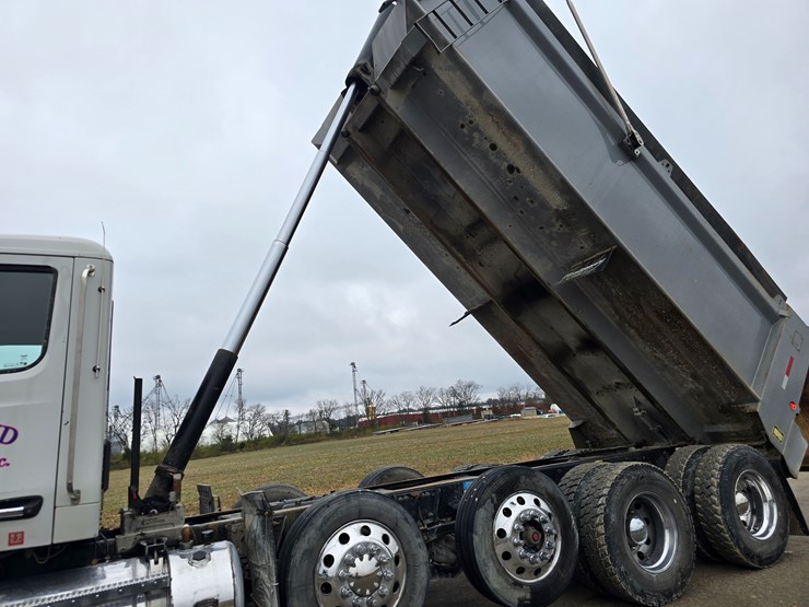 2020-peterbilt-567-image-57