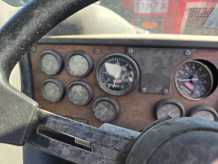 2001-peterbilt-320-image-29