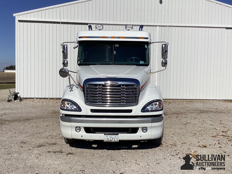 2005-freightliner-columbia-120-image-2