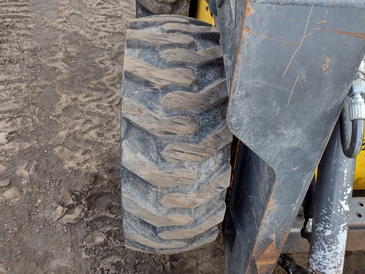 new-holland-l175-image-21