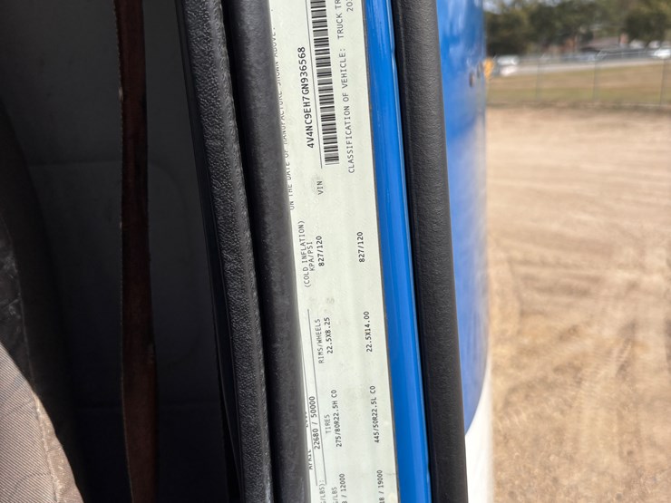 volvo-vnl64t300-image-16