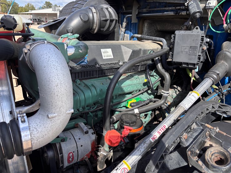 volvo-vnl64t300-image-13