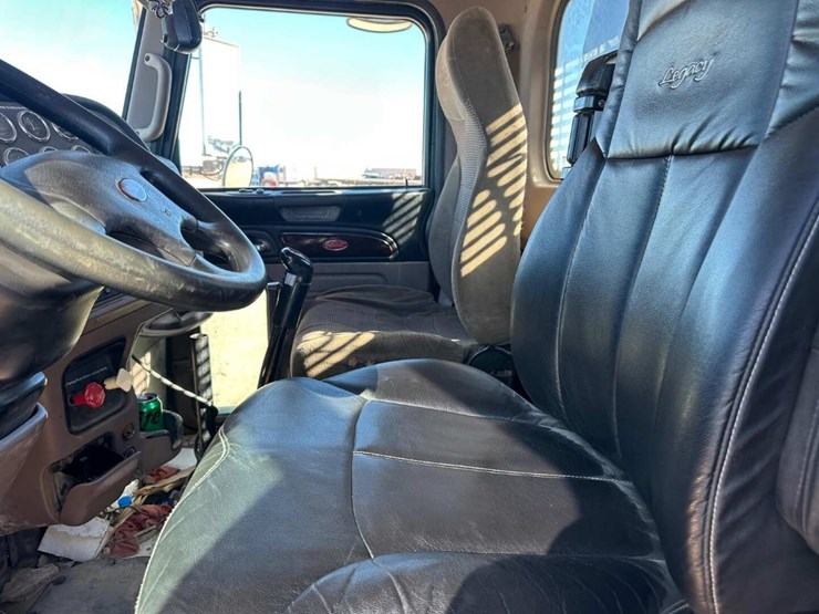 2012-peterbilt-388-image-11