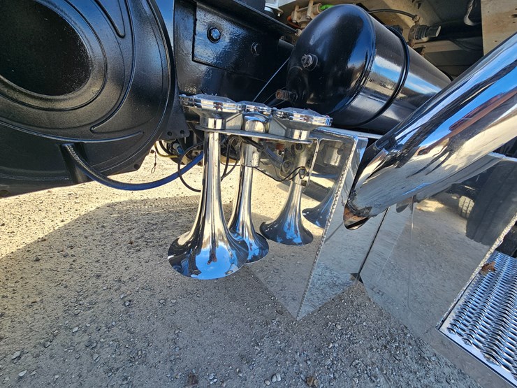 2009-peterbilt-365-image-107