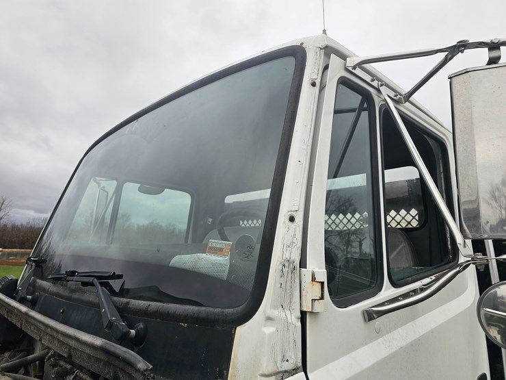 freightliner-fl60-image-77