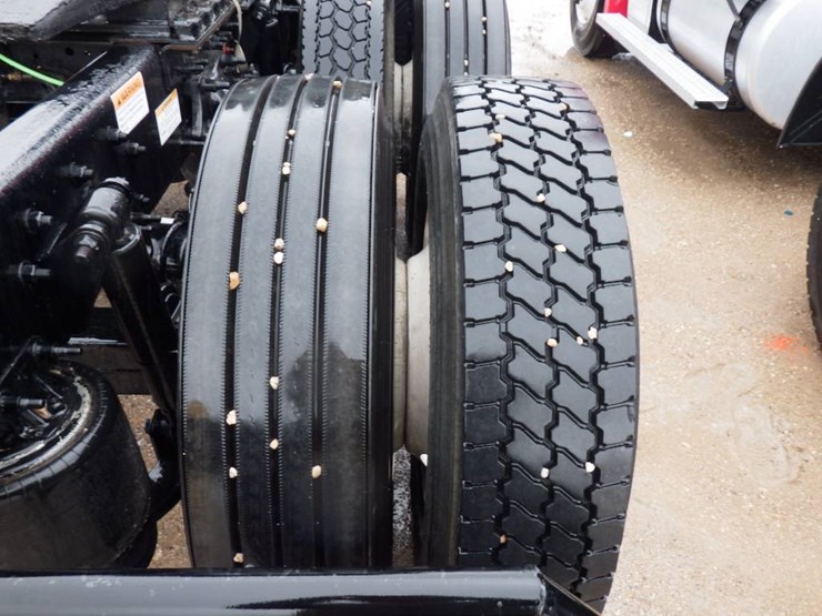 2020-freightliner-cascadia-126-image-7