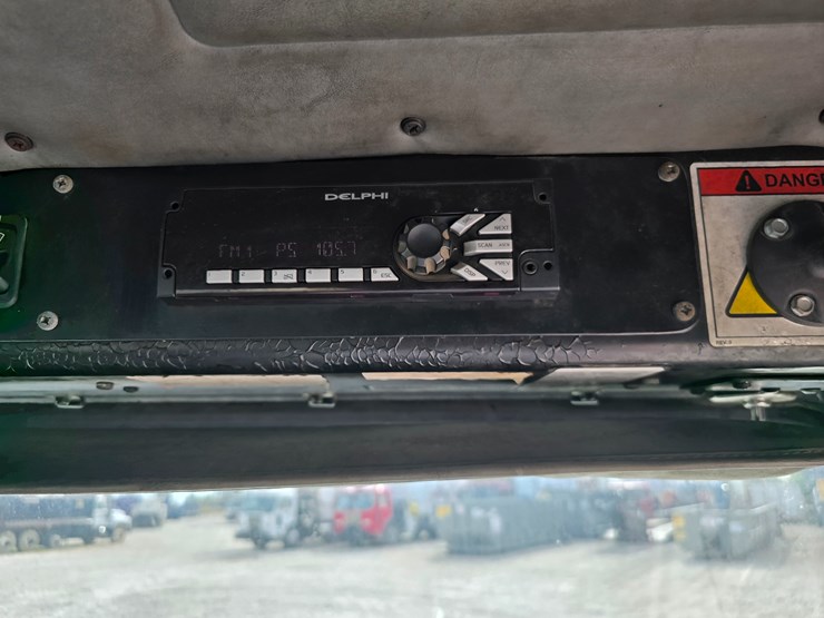 2005-peterbilt-320-image-51