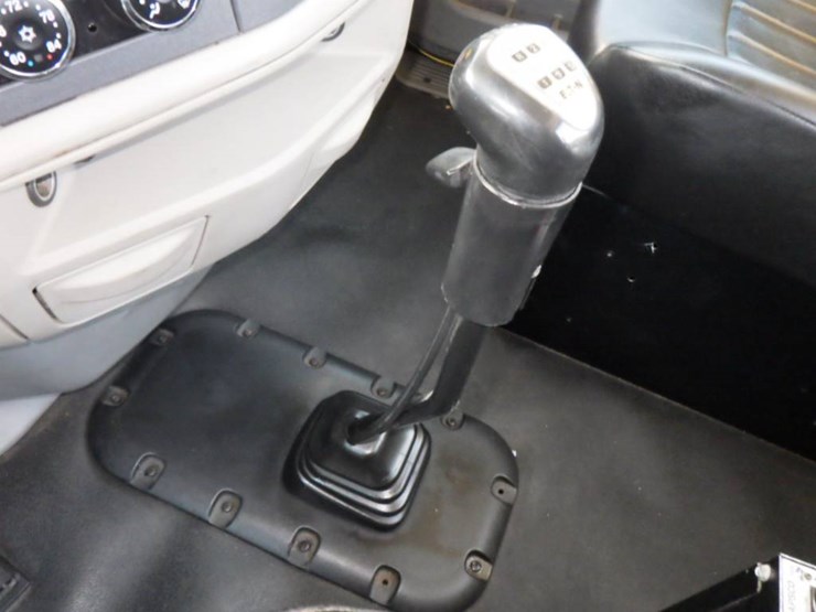 2018-peterbilt-579-image-18