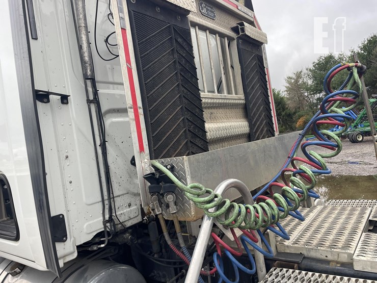 2014-freightliner-cascadia-125-image-12