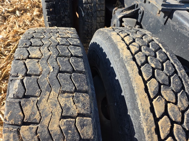 1988-freightliner-day-cab-semi-image-17