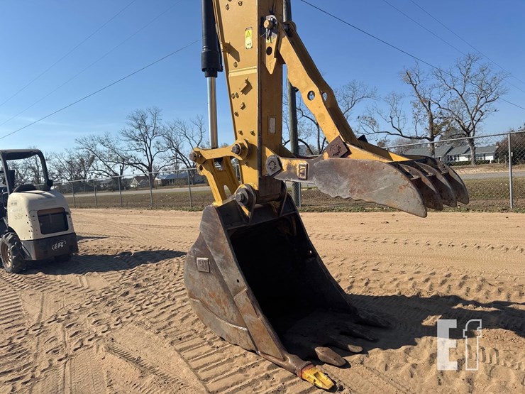 caterpillar-323-image-25