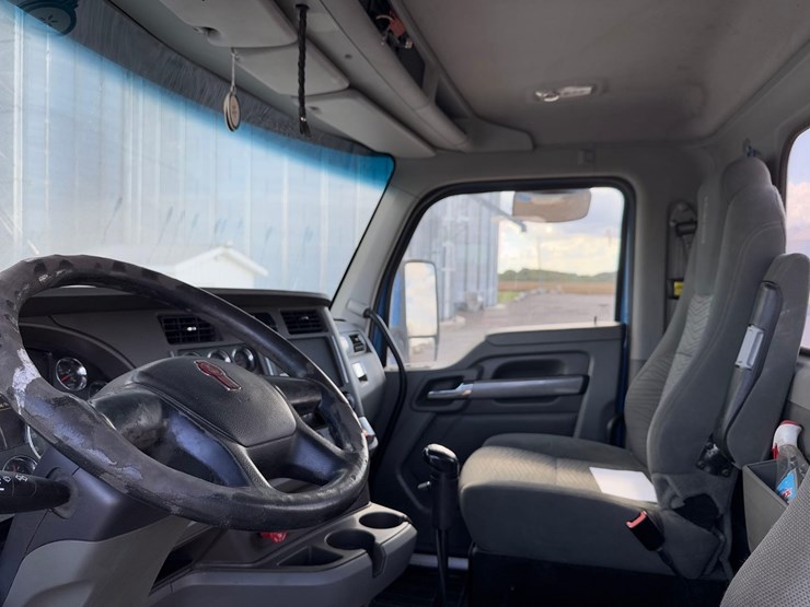 2016-kenworth-t880-image-27
