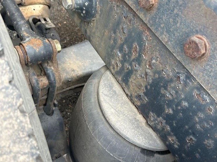 peterbilt-384-image-16