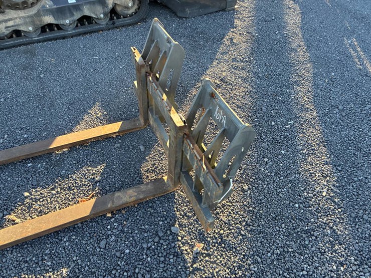 #122464-•-cnh-60"-quick-attach-ldr-forks-image-4