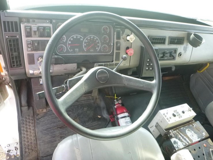 freightliner-fl70-image-15