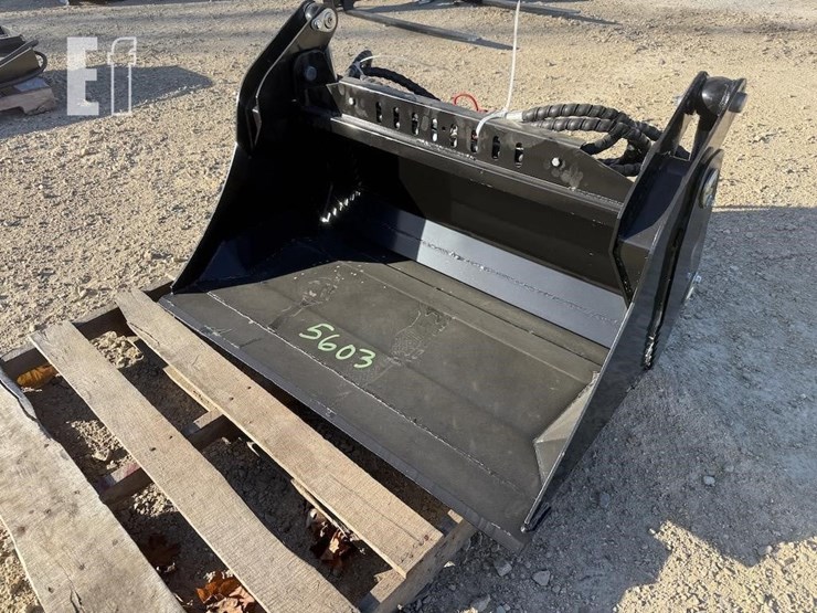 mini-skid-steer-4-in-1-bucket-image-1