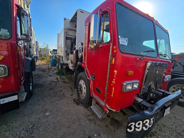 2002-peterbilt-320-image-2