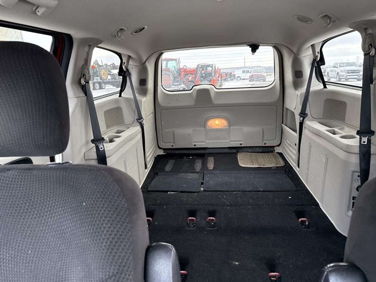 2014-dodge-caravan-image-17