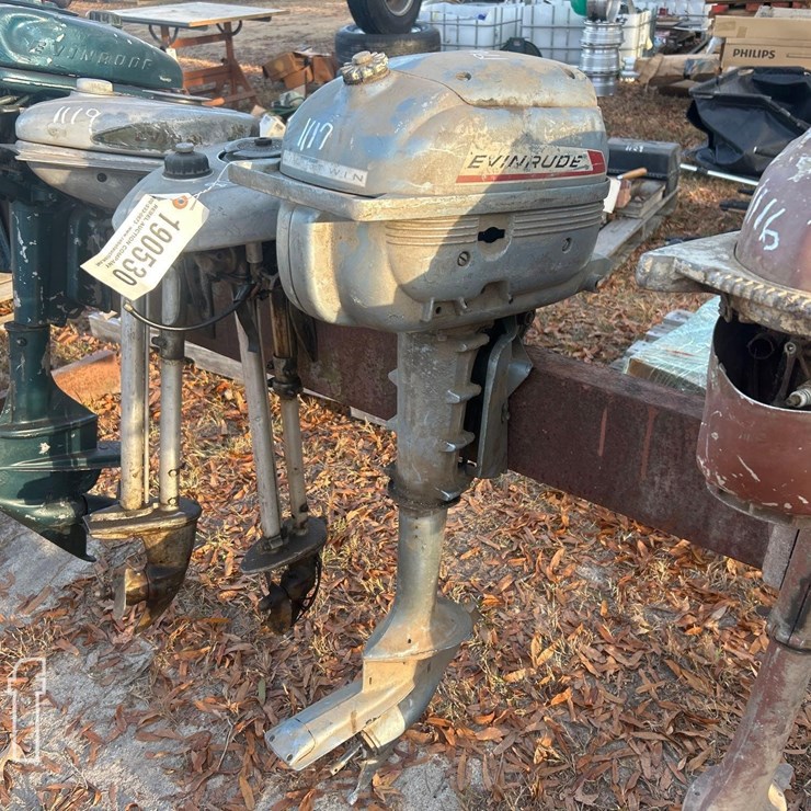 VINTAGE EVINRUDE OUTBOARD MOTOR