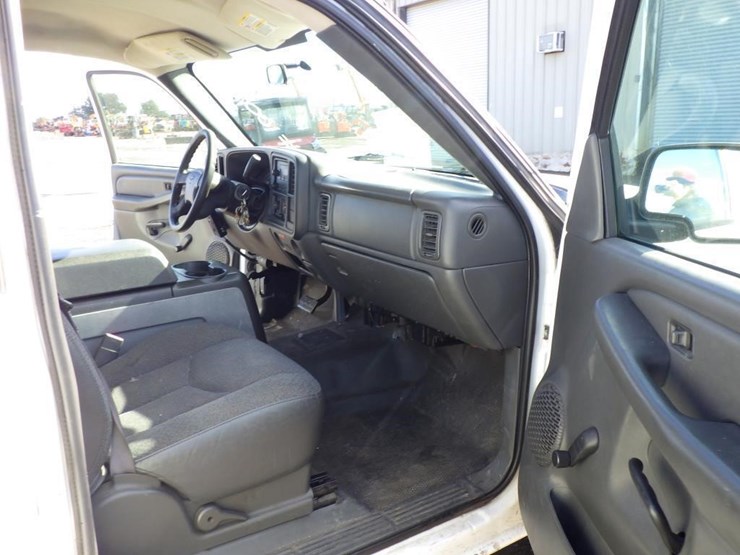 2004-chevrolet-2500hd-image-6