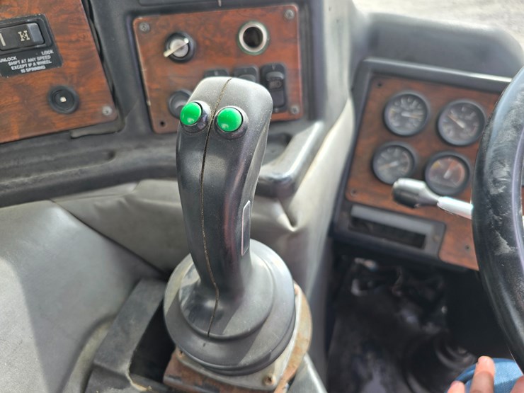 2005-peterbilt-320-image-45