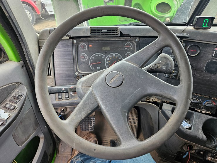 freightliner-columbia-112-image-84