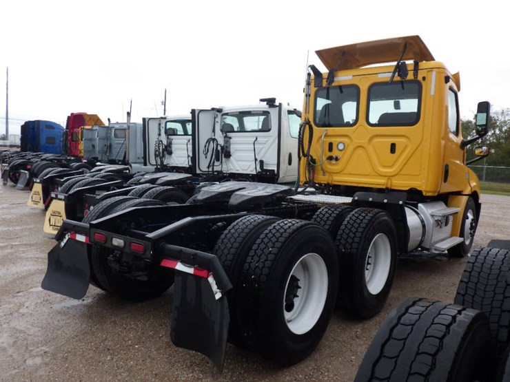 2019-freightliner-cascadia-126-image-10
