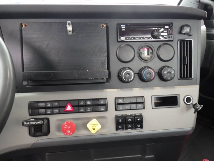 2020-freightliner-cascadia-126-image-18