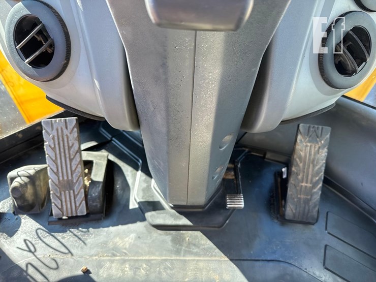 2022-deere-624-p-tier-image-27