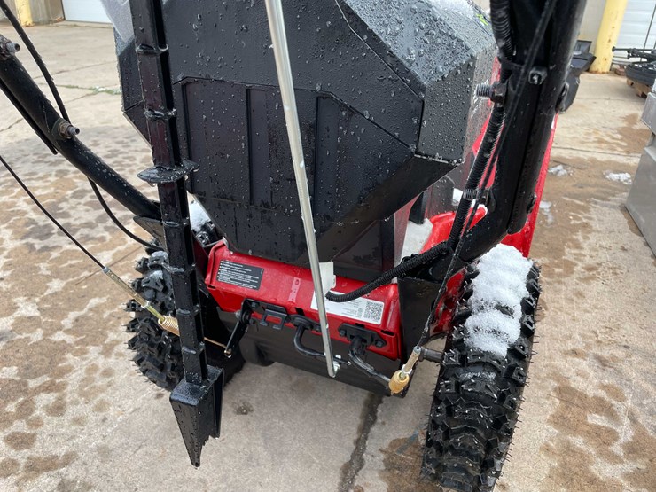 #6120-•-toro-battery-operated-snow-blower-(o3)-image-11