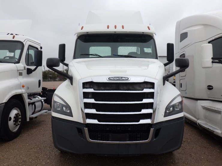 freightliner-cascadia-126-image-2