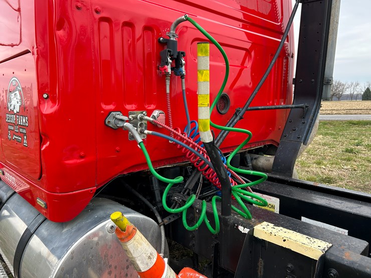 #95-•-volvo-semi-image-19