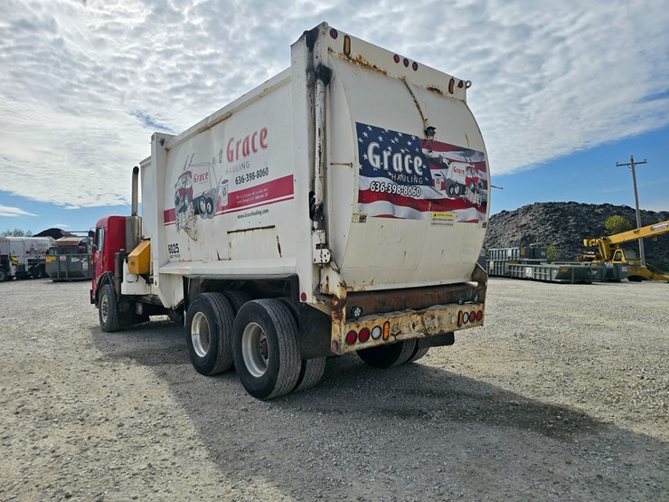 2005-peterbilt-320-image-12