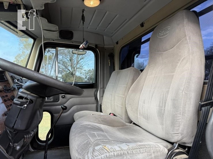 peterbilt-330-image-17