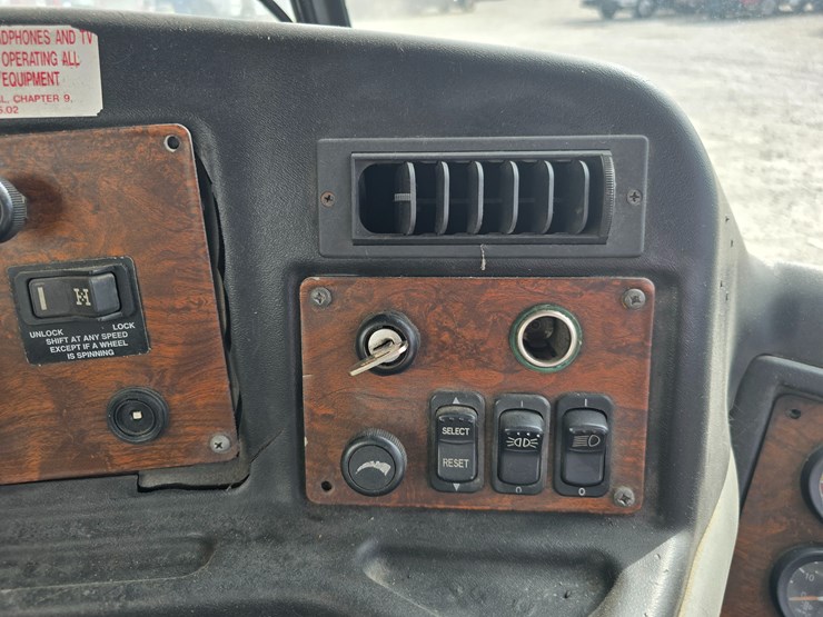 2005-peterbilt-320-image-43