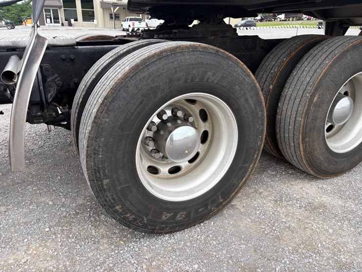 peterbilt-386-image-12