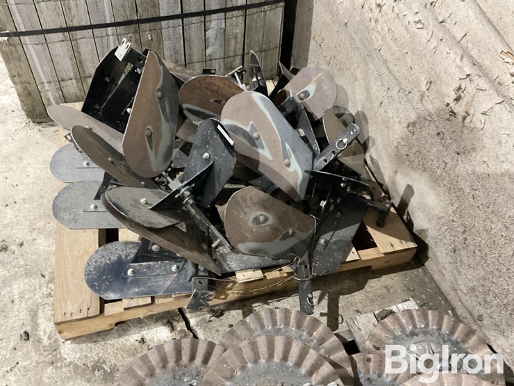 hiniker-cultivator-hiller/ridge-attachment-image-6