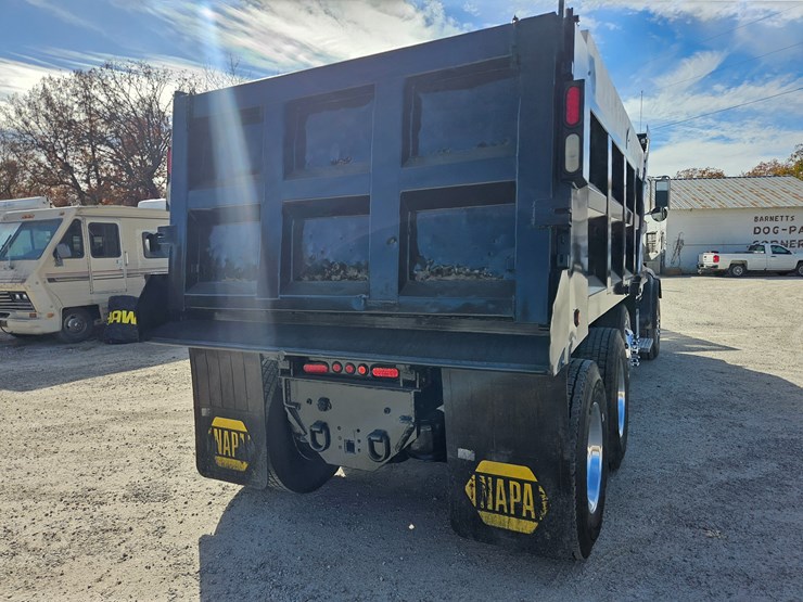 2009-peterbilt-365-image-17