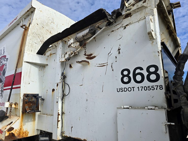 2003-peterbilt-320-image-94