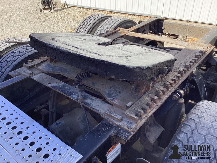 2005-freightliner-columbia-120-image-10