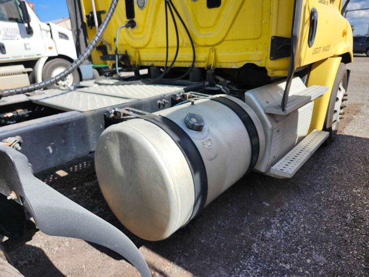 2016-freightliner-semi,-tag-#646-image-14