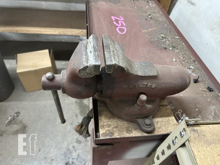 metal-bench-&-vise-image-3