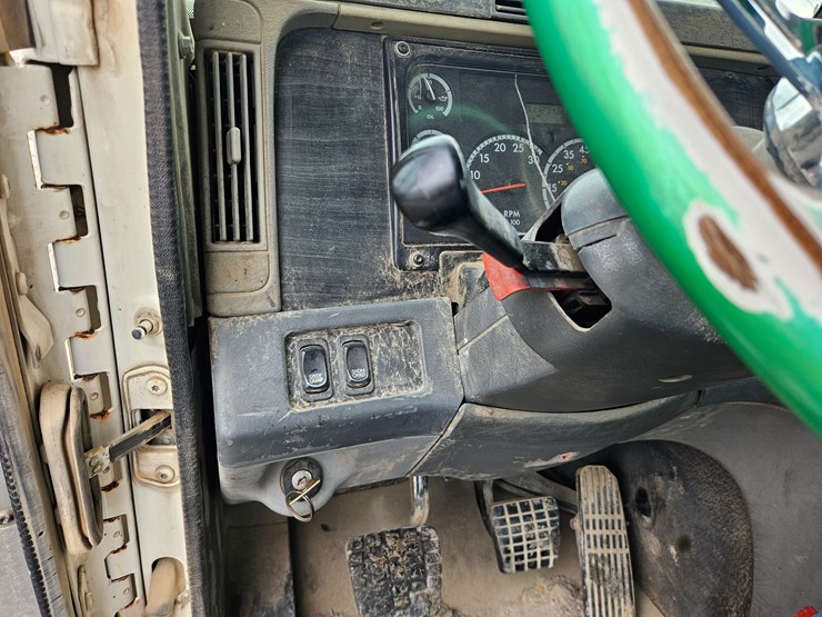 freightliner-columbia-120-image-87