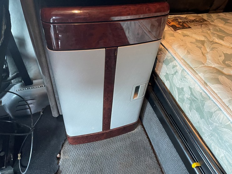 #1043-•-2009-freightliner-semi-(wi-title-in-delay)-image-50