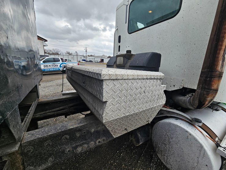 freightliner-columbia-120-image-124