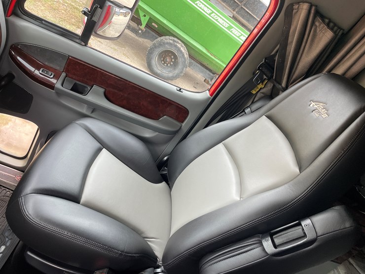 #1043-•-2009-freightliner-semi-(wi-title-in-delay)-image-45