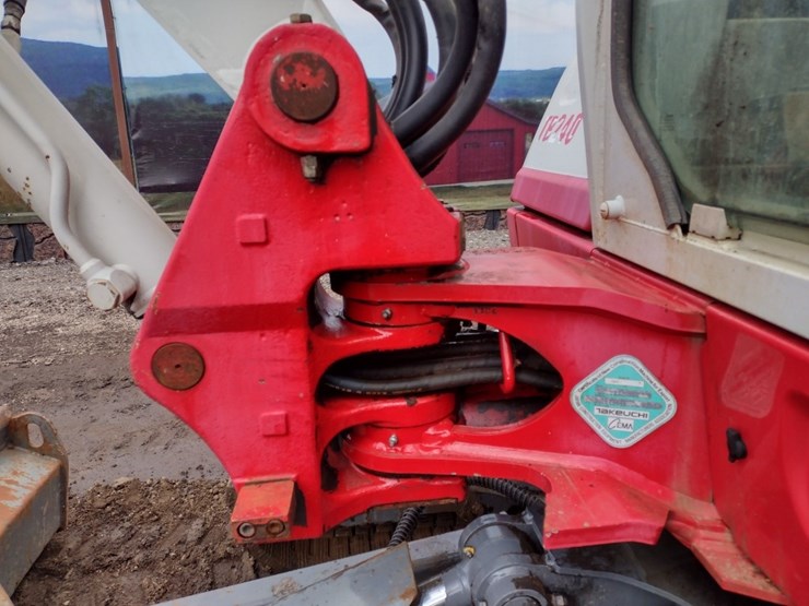 takeuchi-tb240-image-26