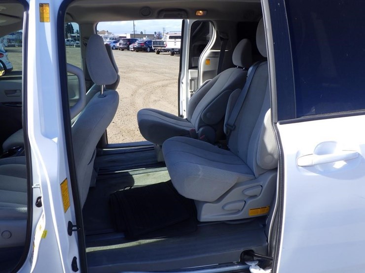 toyota-sienna-image-7